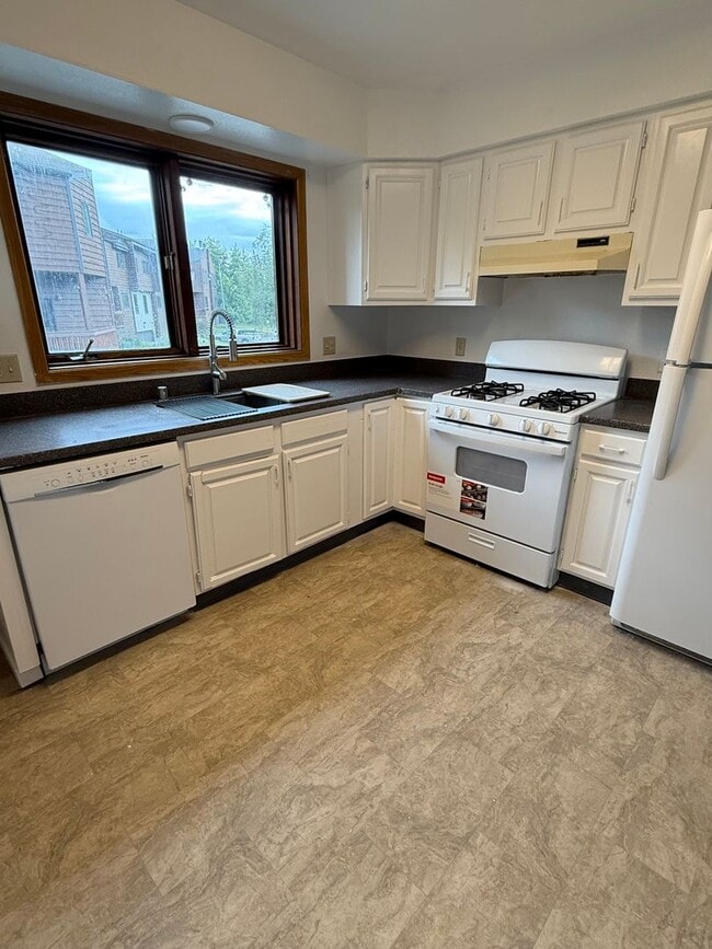 Building Photo - West Anchorage| END UNIT | 3BR 2.5BA | Gar...