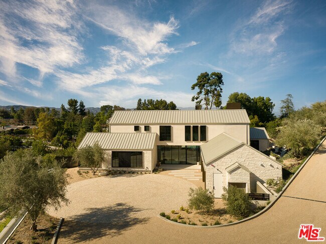 Foto del edificio - 24172 Lupin Hill Rd