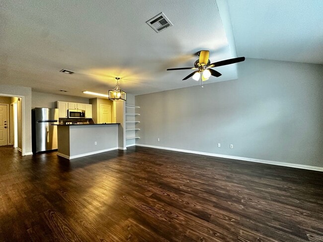 Building Photo - 2/2 Townhome Blocks from Baylor Campus!