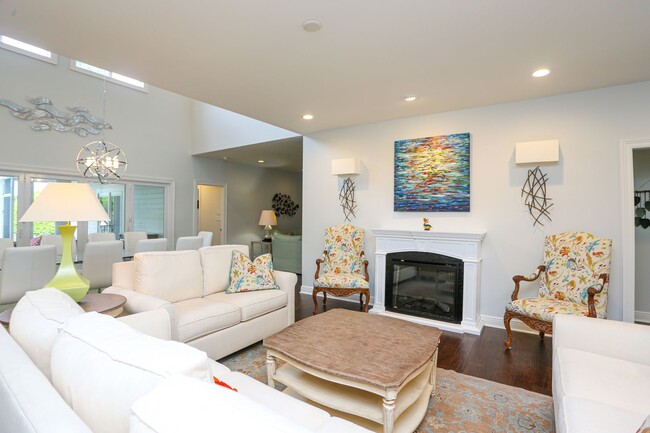 Building Photo - **STUNNING POOL HOME**3BEDS PLUS LOFT / 3....
