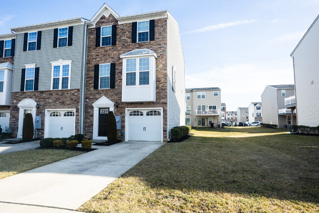 Foto del edificio - Exceptional 3-bedroom, 2.5-bathroom townhouse in the sought after community of The Villages at Cr...