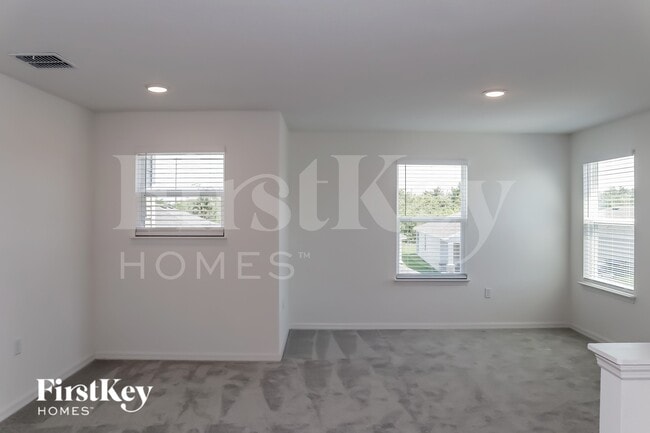 Building Photo - 1221 Spokane Pt