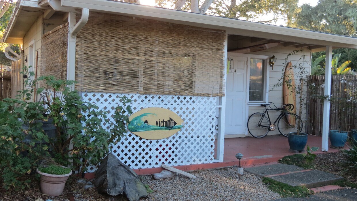 Cozy charming cottage studio (stand alone unit) in highly desirable neighborhood and quiet street. - 812A 19th St