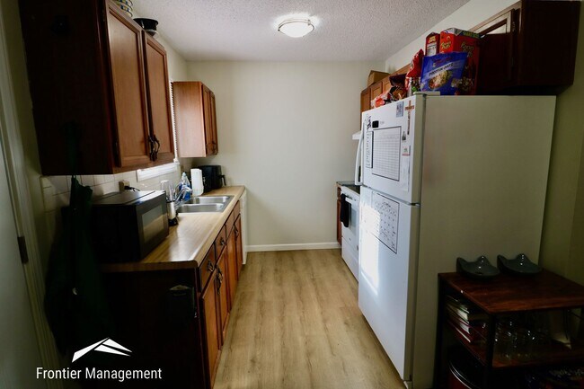 Building Photo - 2013/2015 Shirley