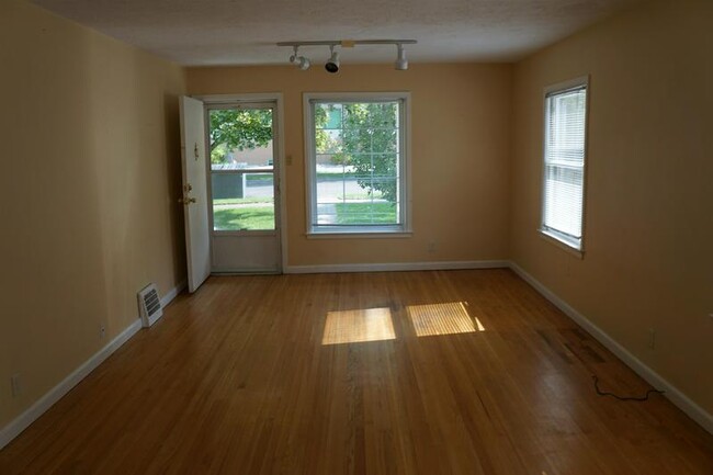 Building Photo - 547 S 11th Ave