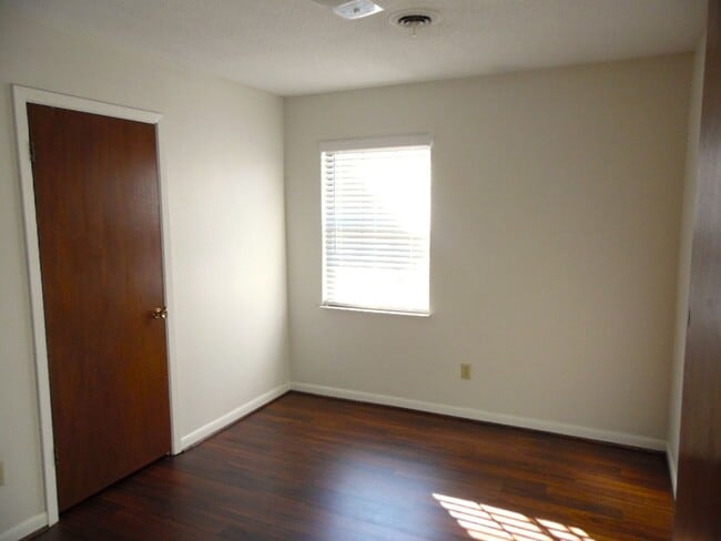 Building Photo - Excellent Mid-Town Martin Location