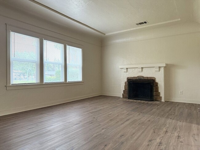 Building Photo - Endearing 3/1 Available!