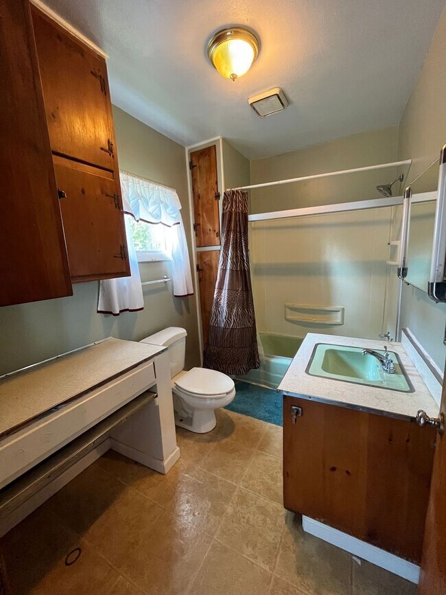 Building Photo - 103 N Ridge St