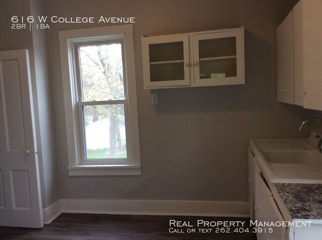 Foto del edificio - 2 Bedroom Upper!