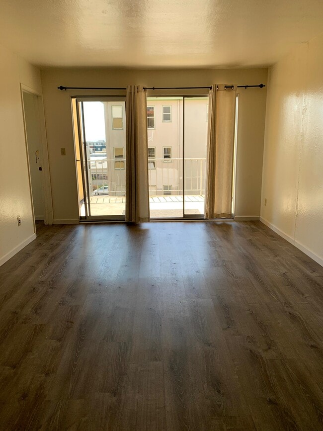 Spacious living room - 1780 Spruce St