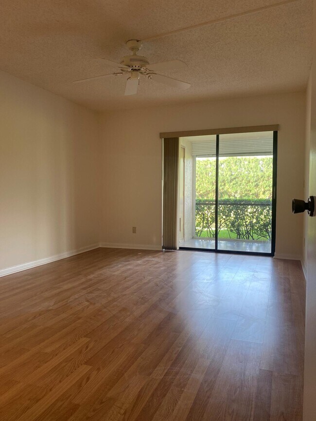 Foto del edificio - 401 Pinecrest Cir