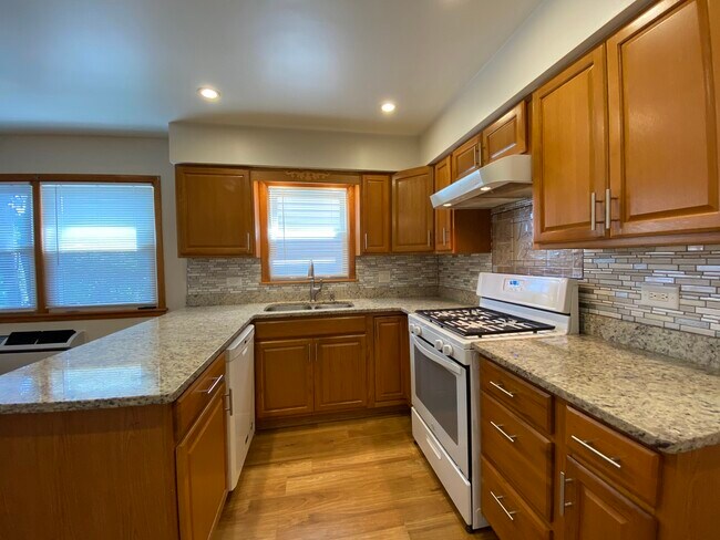 Foto del edificio - 5452 W FOSTER Ave