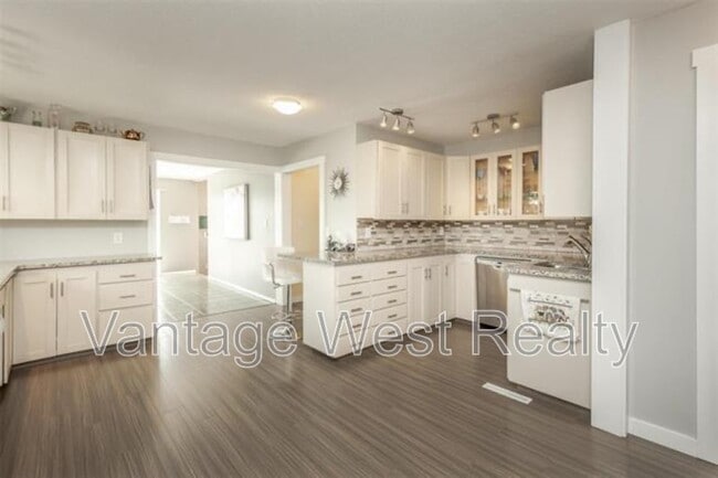 Building Photo - 2805 Thacker Dr