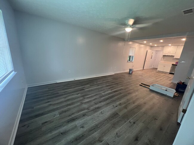 Building Photo - Newly renovated 2 bedroom on Barber St.!