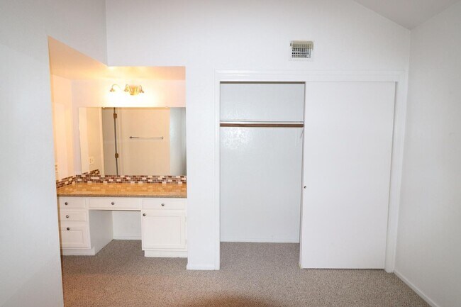 Building Photo - 2 Bedroom, 2 Bath