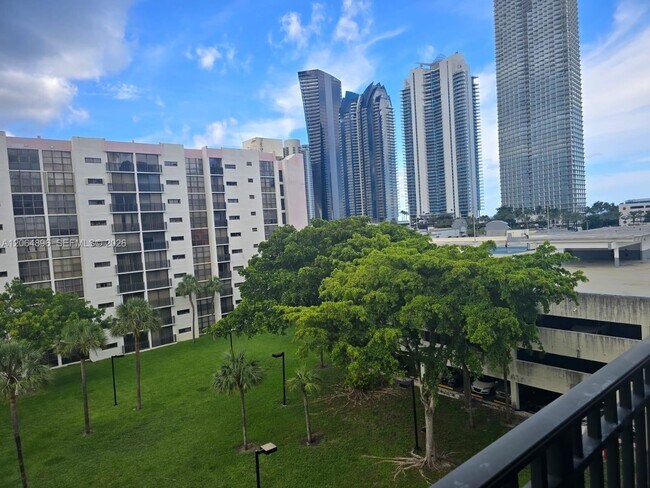 Foto del edificio - 16919 N Bay Rd