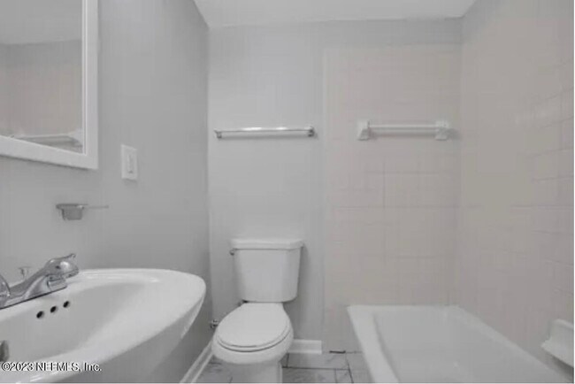 Foto del edificio - 5270 Collins Rd