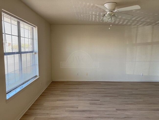 Building Photo - 902 McDaniel Cir