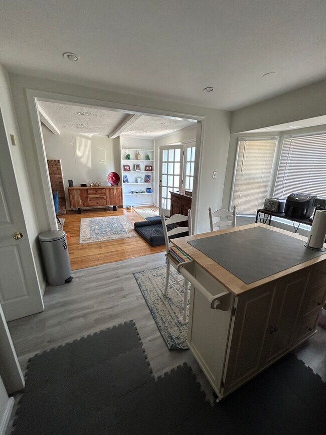 Building Photo - Potomac Village - 4 beds + 3.5 Baths, 3 fi...