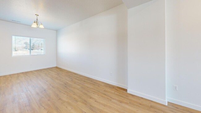 Foto del edificio - TOWNHOMES FOR RENT - AVAILABLE APRIL 5TH