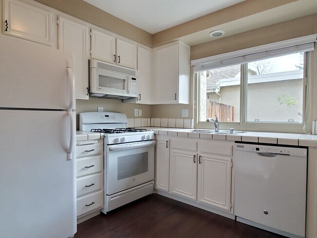 Foto del edificio - Spacious Townhome in Central Location, A/C...