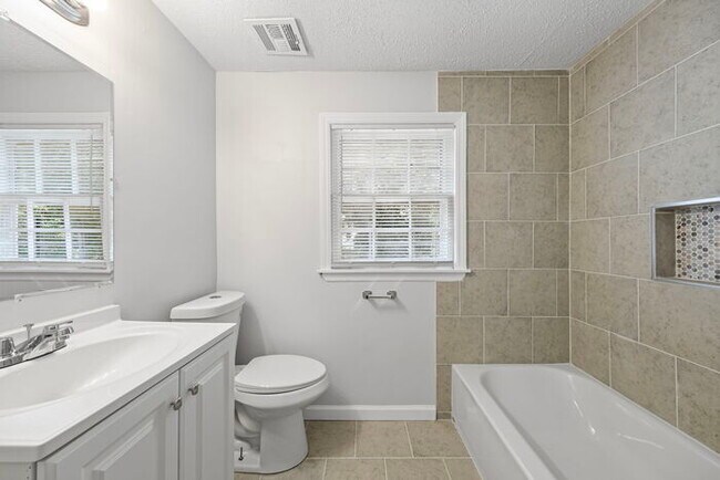 Foto del edificio - NEWLY RENOVATED GEM, SECTION 8 WELCOMED !!!!!