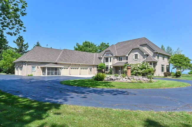 Foto del edificio - Expansive and Stately Home on Lake Michigan