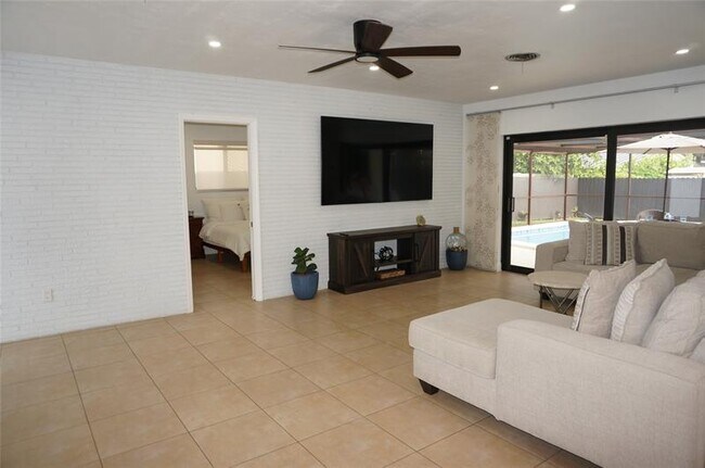 Building Photo - 9220 SW 56th St