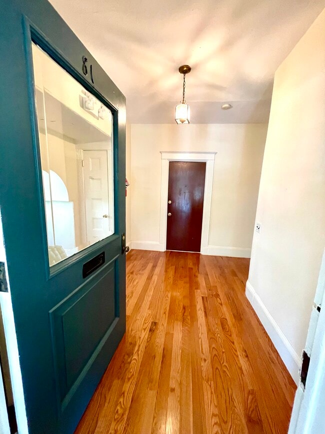 Building Photo - 81 College Ave