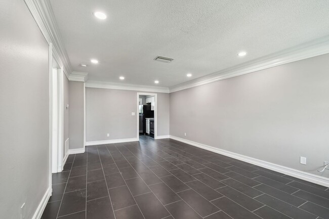 Building Photo - 2942 W Bay Dr
