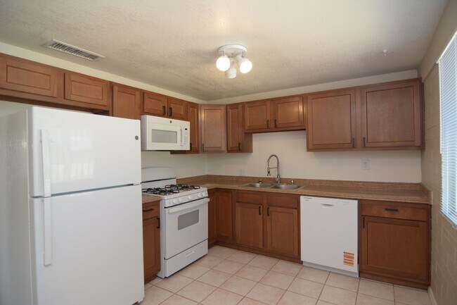 Building Photo - Charming 4 Bedroom 1 Bath Home! South Tucs...