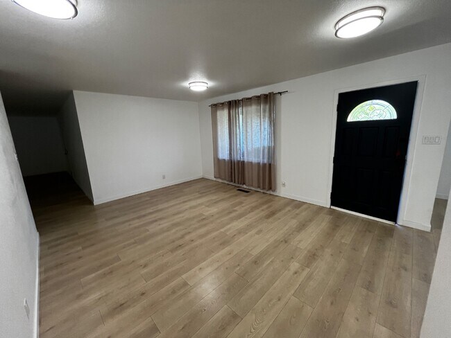 Building Photo - Charming 3BR Home in Serene Cloverdale - M...