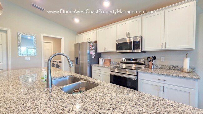 Building Photo - EXCEPTIONAL 3 BEDROOM/2 BATH HOME PLUS LARGE FENCED YARD! LONG TERM LEASE- UNFURNISHED!