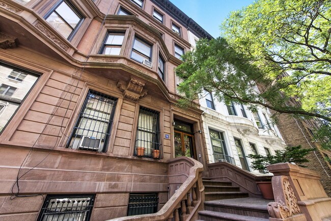 Building Photo - 16 W 69th St