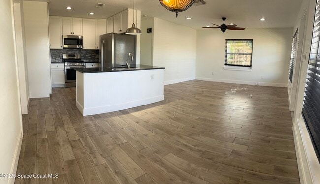 Building Photo - 675 Teak Dr