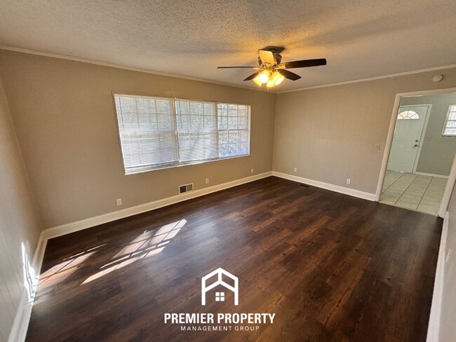 Foto del edificio - Spacious 3BR Home Near Birmingham w/ Hardwood Floors, Fenced Yard & Garage