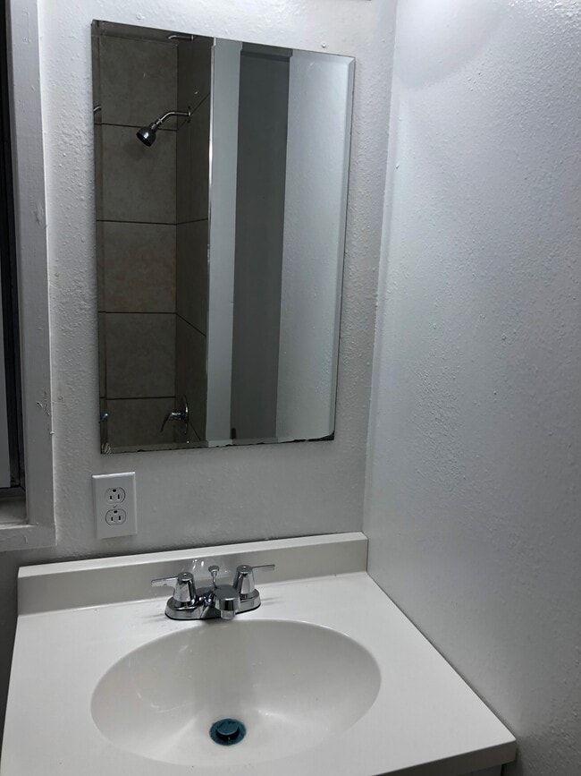 Foto del edificio - 2017 Gibson Rd