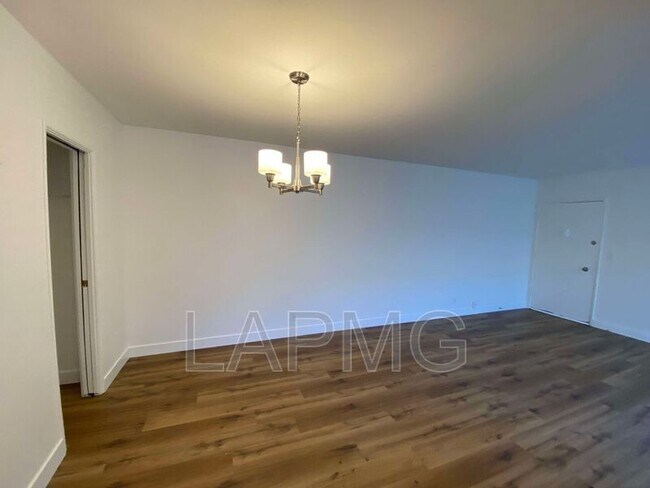 Foto del edificio - 237 N Hollywood Way