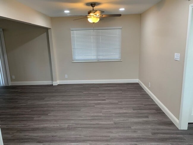 Building Photo - 3 Bedroom 2 Bath Home