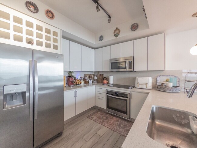 Building Photo - 999 SW 1st Ave