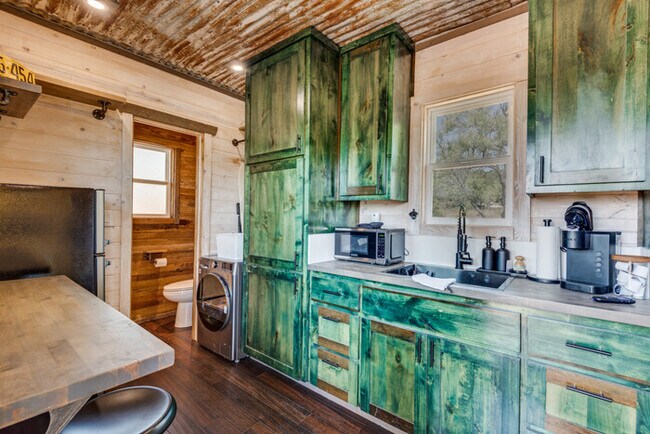 Foto del edificio - The GlampBox. Waterfront, 20 acres, and St...