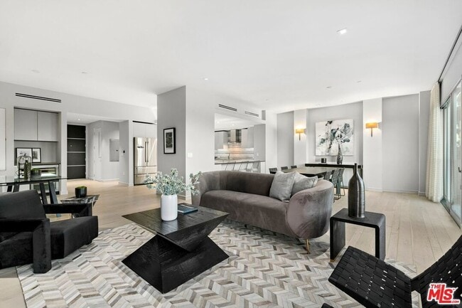 Foto del edificio - 2391 Roscomare Rd