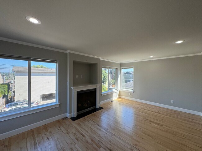 Building Photo - Spacious 5BR Queen Anne Townhome