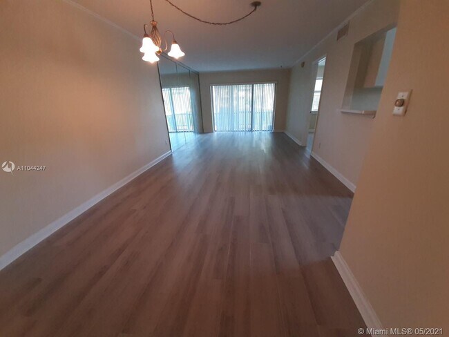 Foto del edificio - 301 N Pine Island Rd