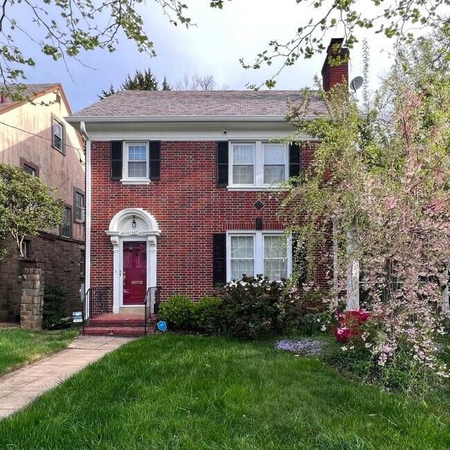 Foto del edificio - 1327 Hemlock St NW