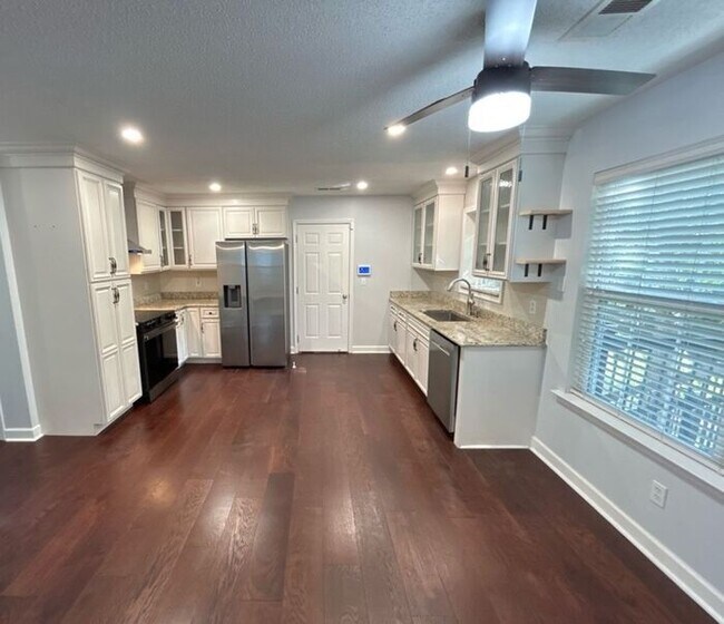 Building Photo - The Oaks on Lake Carolina