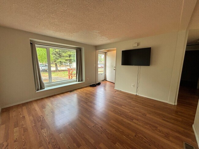 Foto del edificio - 2 bedroom duplex / Washer& Dryer in unit / Fuel included