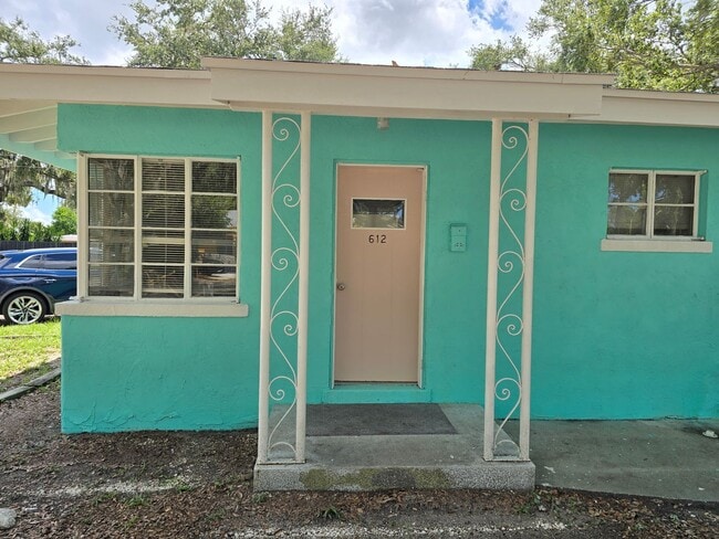 Building Photo - Cute Studio Duplex in Downtown Sarasota Available Now!
