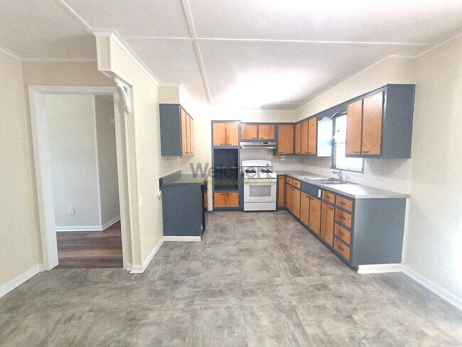 Foto del edificio - 4-Bed, 2-Bath house with huge backyard