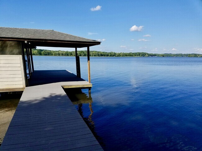 Building Photo - Beautiful Lakefront Rental Home That Has I...